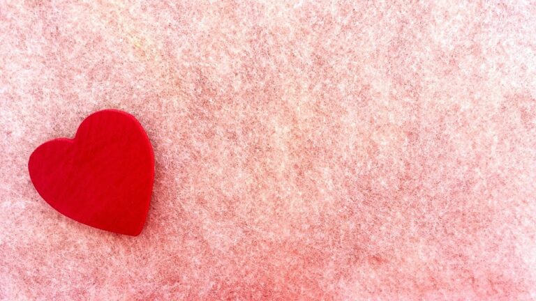 Fondo color carne con un corazoncito rojo